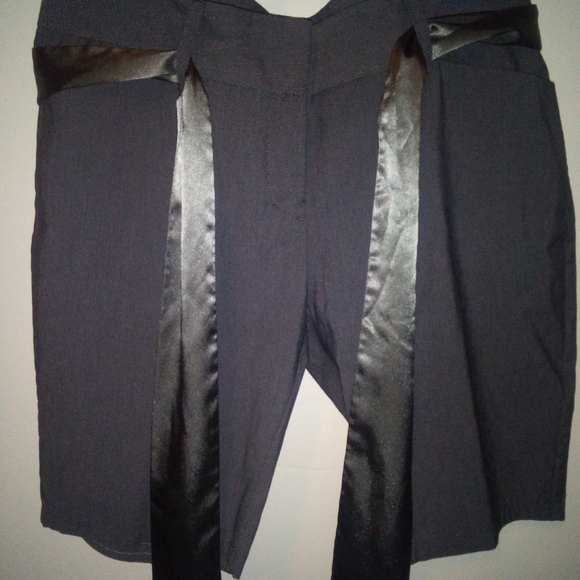 Women's shorts - Picture 1 of 2